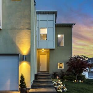 Photo Tiny House with Solar Panels